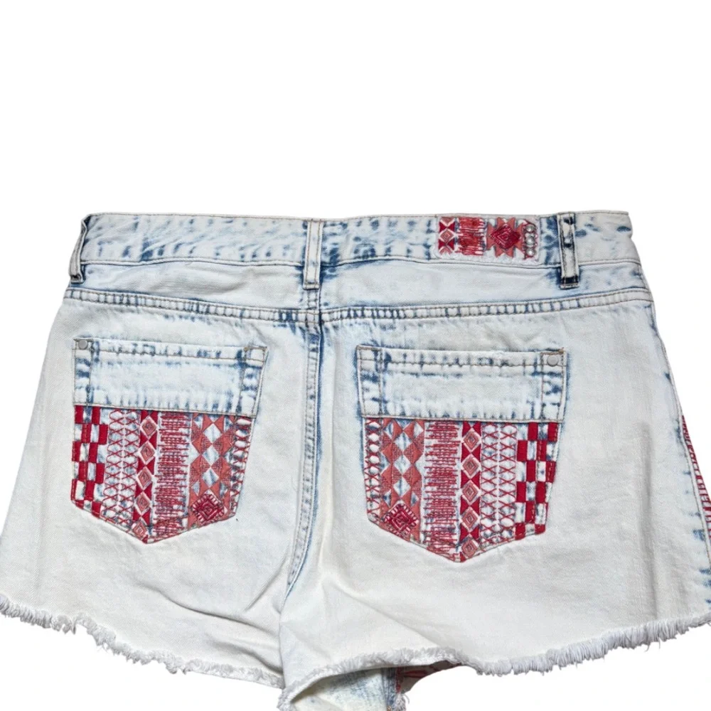 Design Lab Lord & Taylor Red Patterned Jean Shorts - Picture 4 of 5